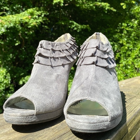Rampage-gray ankle bootie 9.5 worn once. ruffle, zippered back - Picture 2 of 16